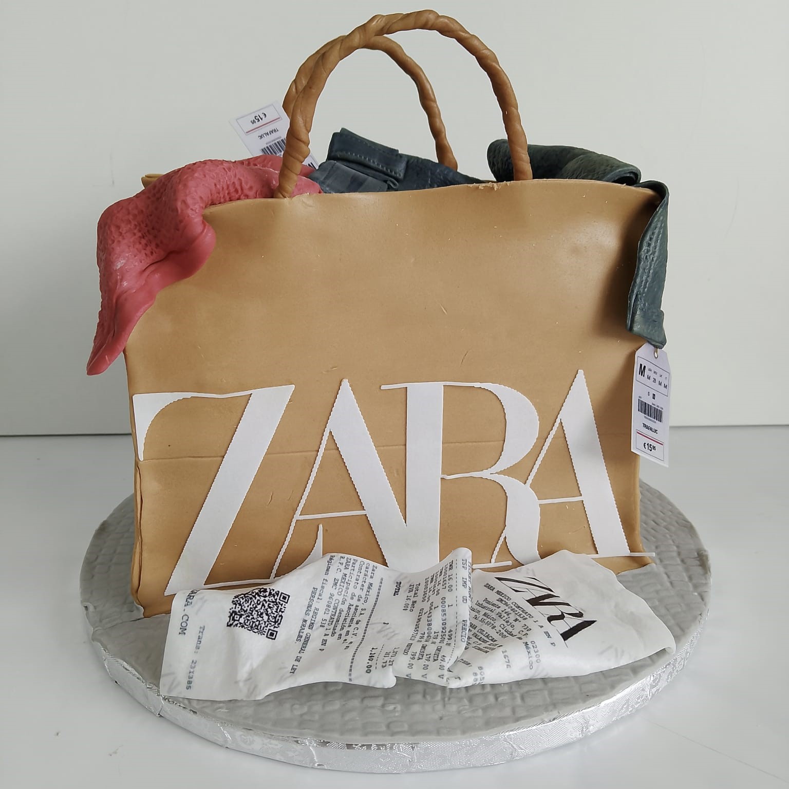 Zara Shopping Bag Cake – Fashion meets sugar in this hyper-realistic edible creation Zara Shopping Bag Cake – Fashion meets sugar in this hyper-realistic edible creation