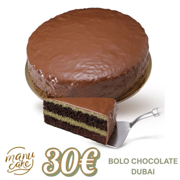Bolo Chocolate Dubai com cobertura lisa de ganache e recheio cremoso de chocolate, ideal para ocasiões especiais.