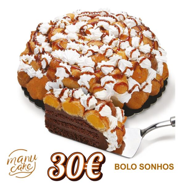 Bolo Sonhos com profiteroles, chantilly e calda de caramelo, sobre massa de chocolate, produzido artesanalmente na Manu Cake, Ramada.