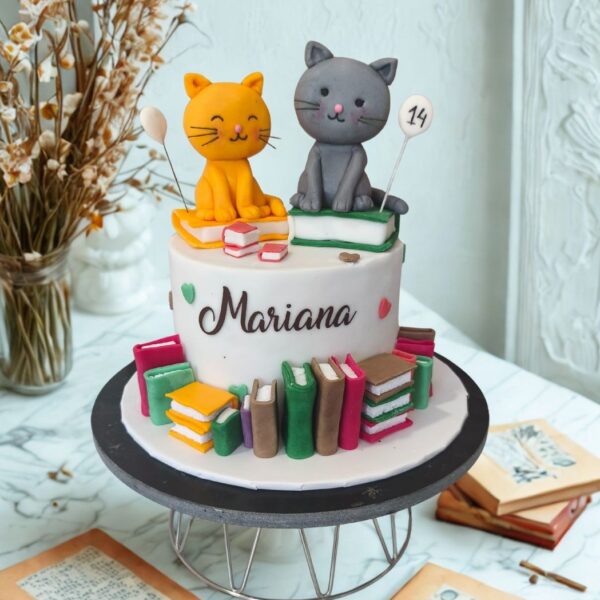 Bolo Gatos e Livros decorado com gatinhos em pasta de açúcar e livros coloridos, disponível por encomenda