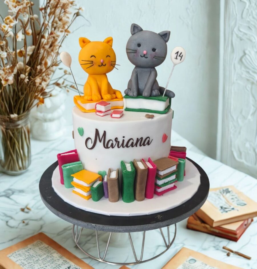 Bolo Gatos e Livros decorado com gatinhos em pasta de açúcar e livros coloridos, disponível por encomenda