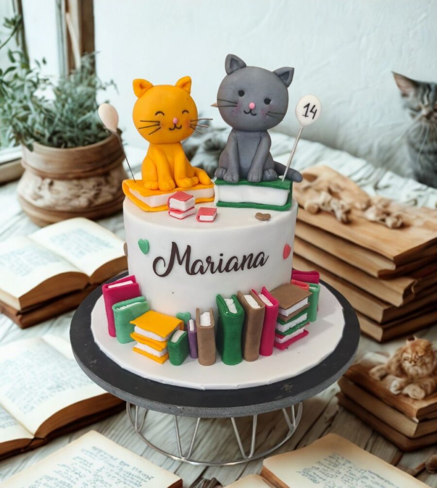 Bolo Gatos e Livros decorado com gatinhos em pasta de açúcar e livros coloridos, disponível por encomenda