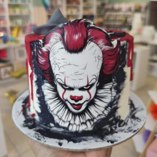 Bolo temático Pennywise decorado com pintura realista do palhaço de It – A Coisa, disponível por encomenda com 72h.