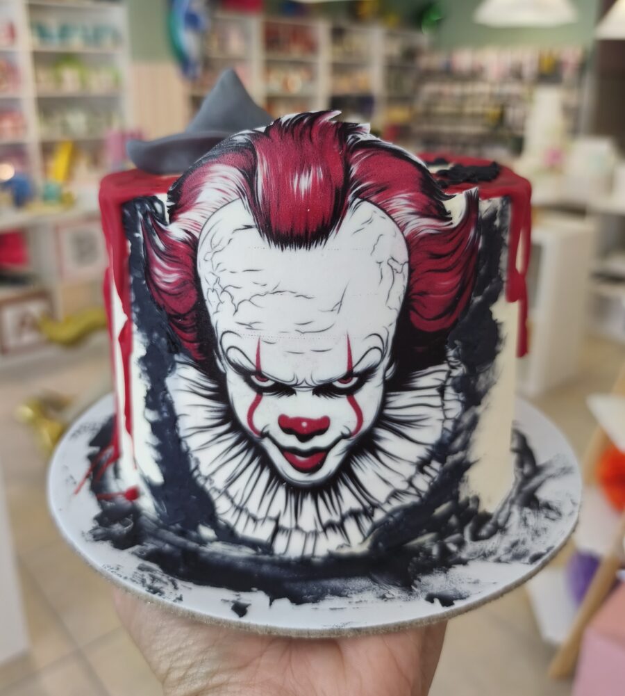 Bolo temático Pennywise decorado com pintura realista do palhaço de It – A Coisa, disponível por encomenda com 72h.