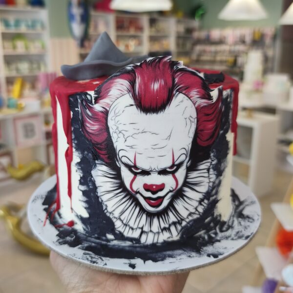Bolo temático Pennywise decorado com pintura realista do palhaço de It – A Coisa, disponível por encomenda com 72h.