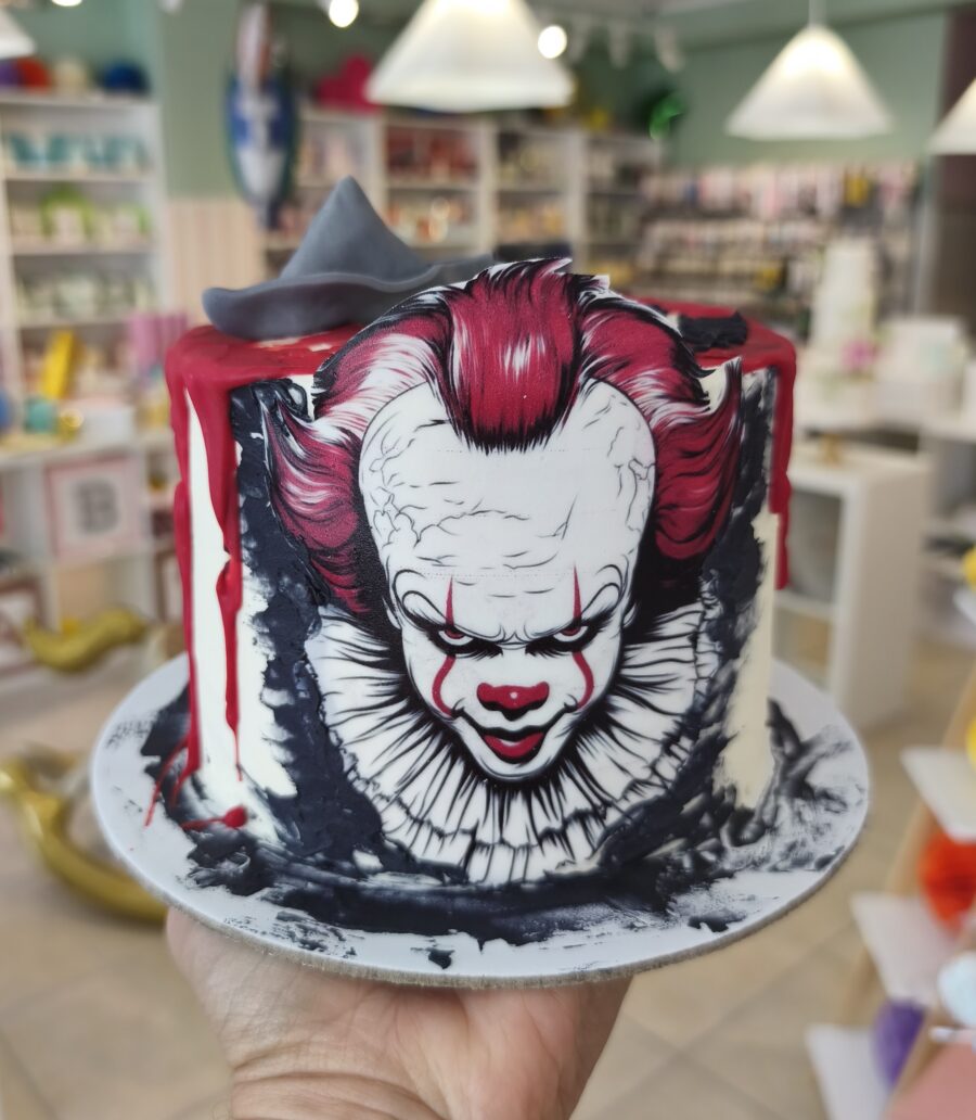 Bolo temático Pennywise decorado com pintura realista do palhaço de It – A Coisa, disponível por encomenda com 72h.