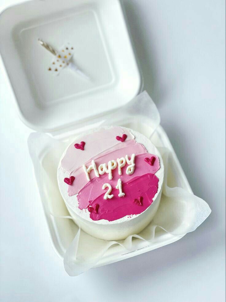 Bentô Cake Rosa – Mini Bolo Personalizado Mini bolo rosa decorado com corações e lettering “Happy 21”.