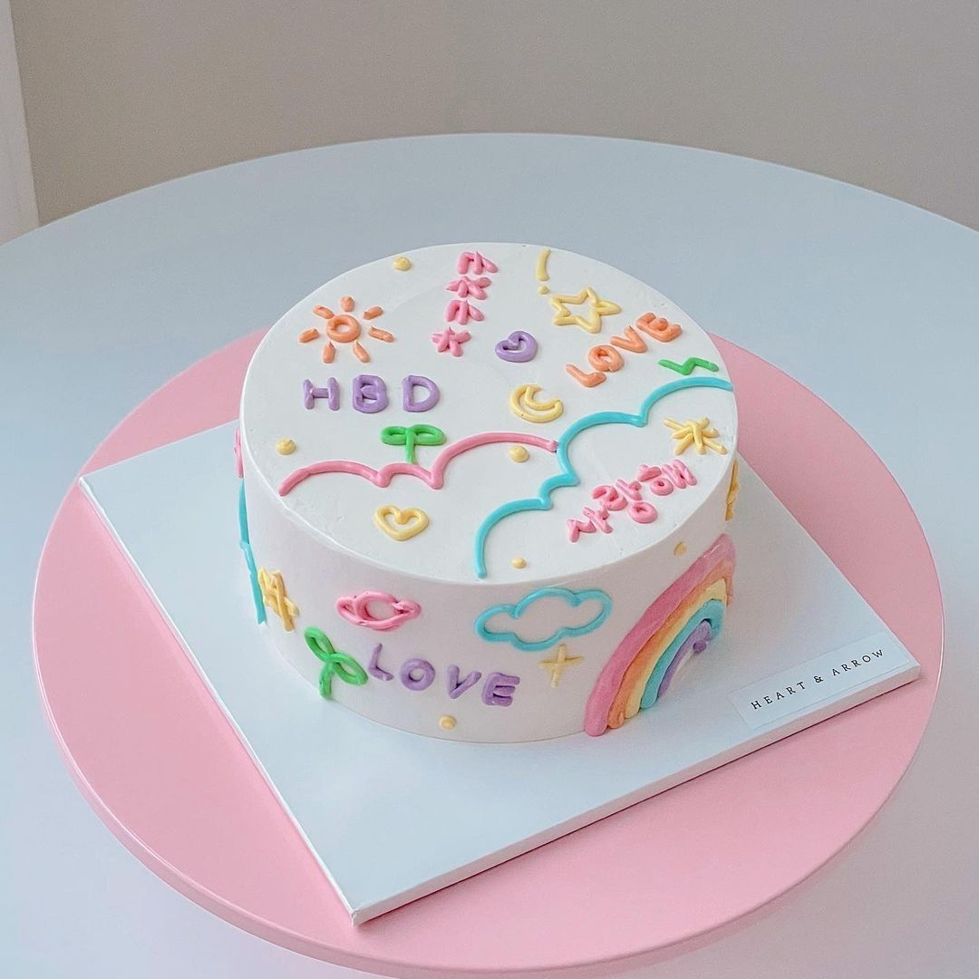 Bentô Cake Arco-Íris Love – Mini Bolo Colorido Mini bolo colorido estilo coreano com desenhos em chantilly e arco-íris.