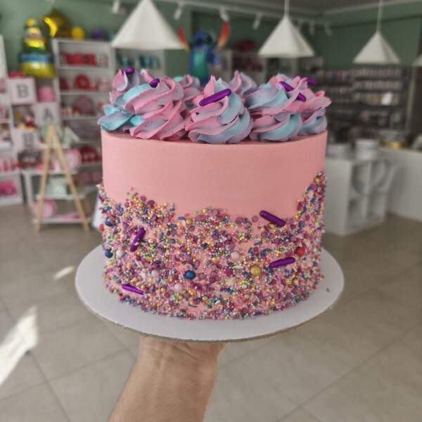 Bolo colorido com buttercream rosa e sprinkles coloridos em estilo Candy Party.