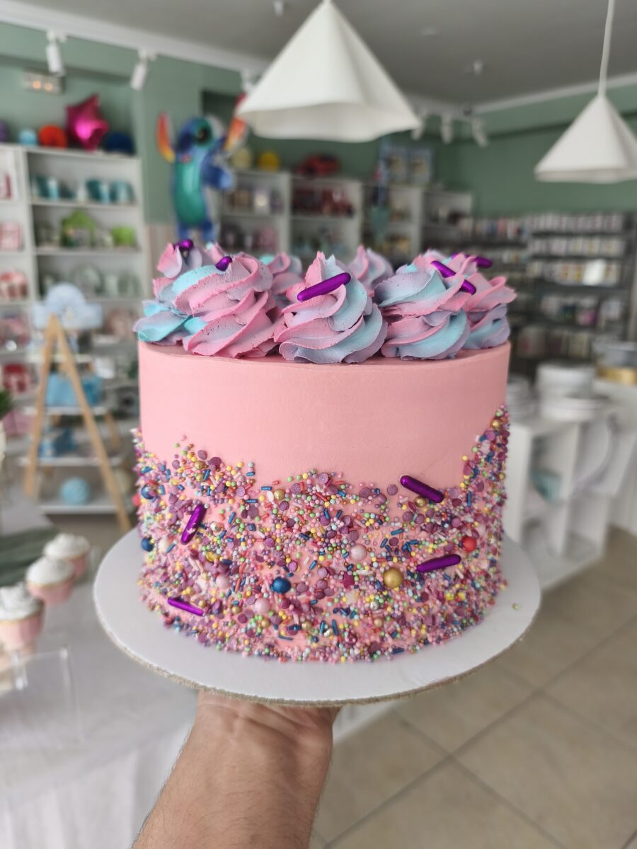Bolo colorido com buttercream rosa e sprinkles coloridos em estilo Candy Party.
