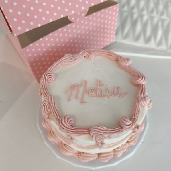 Mini bolo vintage rosa decorado à mão em buttercream. 34
