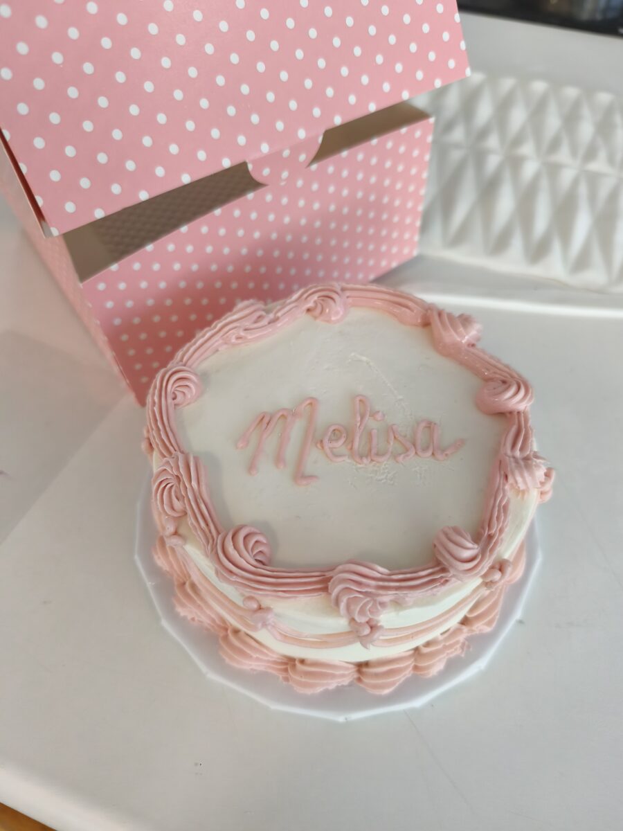 Mini bolo vintage rosa decorado à mão em buttercream. 34