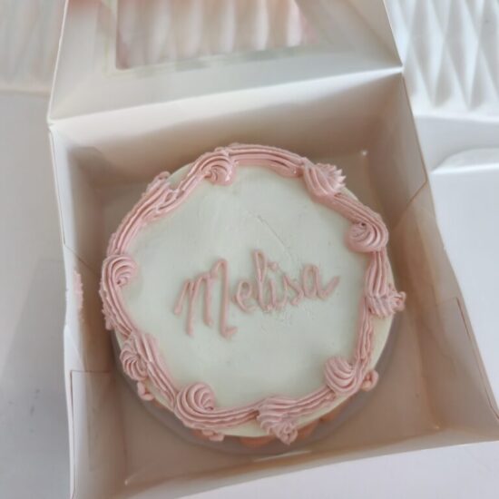 Bentô Cake Vintage – Mini Bolo Clássico 3 Mini bolo vintage rosa decorado à mão em buttercream. 1