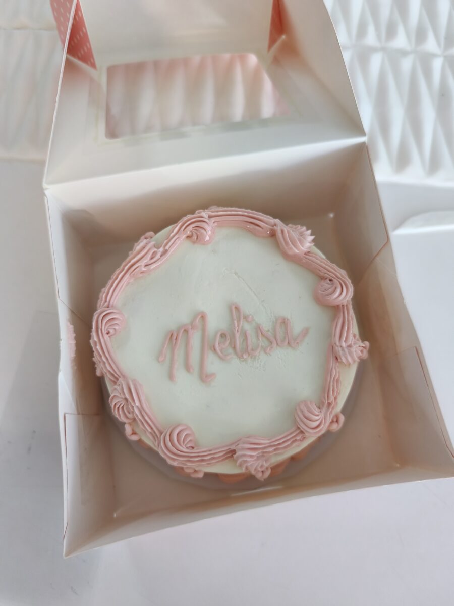 Mini bolo vintage rosa decorado à mão em buttercream. 4