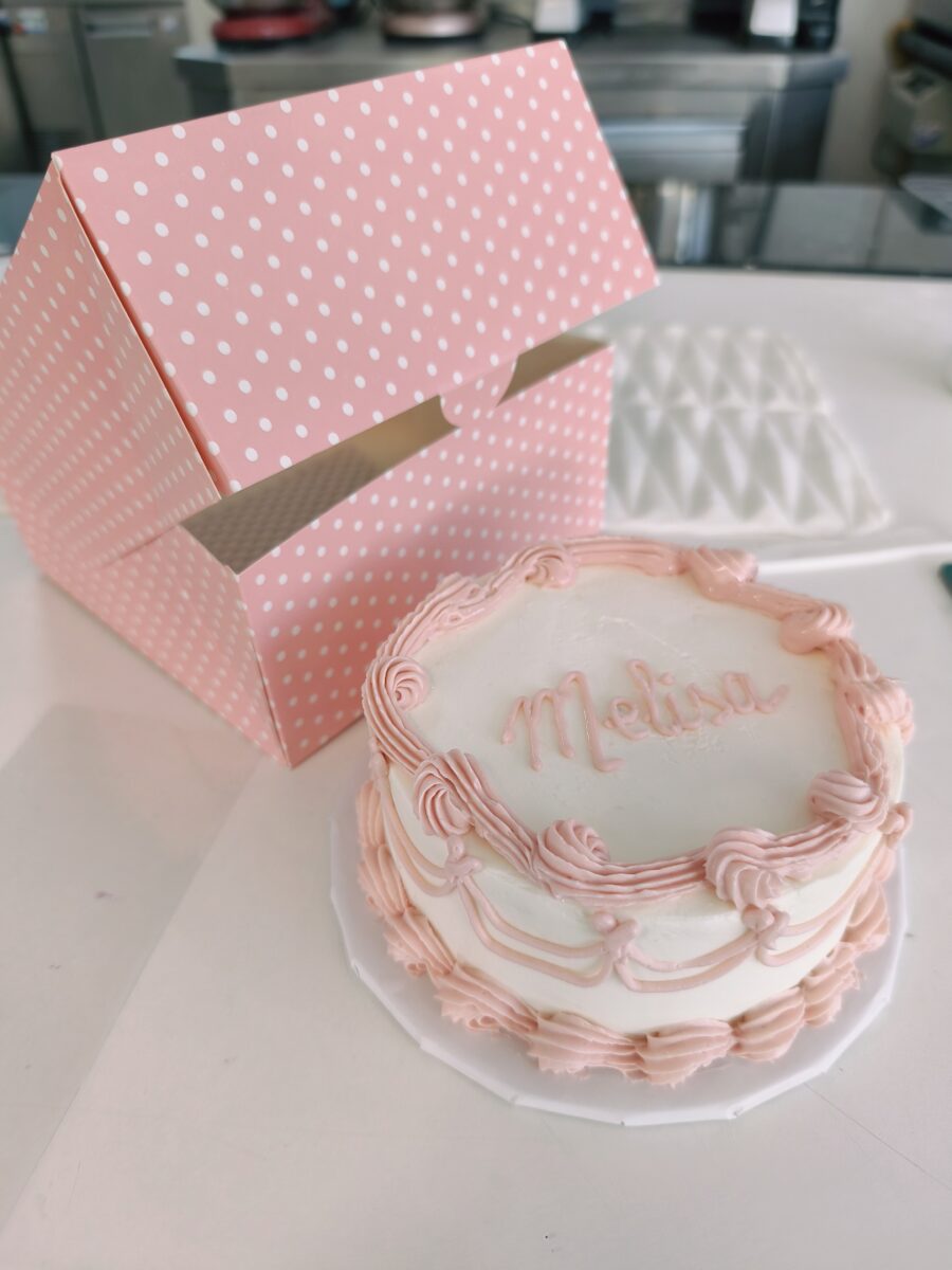 Mini bolo vintage rosa decorado à mão em buttercream.3