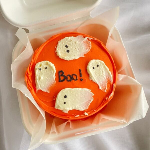 Mini bolo Bentô Cake Boo de Halloween com buttercream laranja e fantasmas.