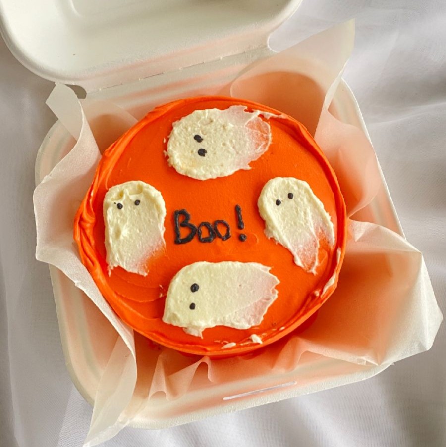 Bentô Cake Boo! – Mini Bolo de Halloween Mini bolo Bentô Cake Boo de Halloween com buttercream laranja e fantasmas.