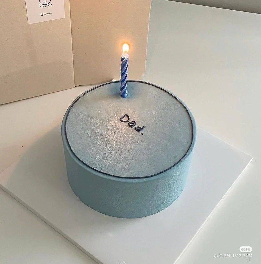 Bentô Cake Best Dad – Mini Bolo Dia do Pai Mini bolo azul “Best Dad” com vela azul e design minimalista.