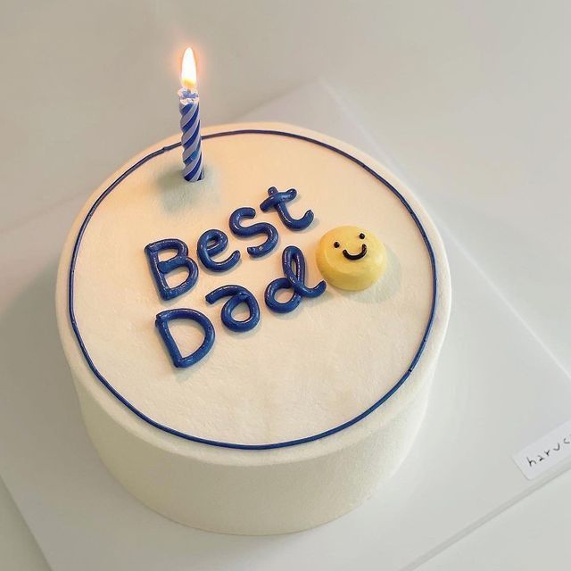 Bentô Cake Best Dad – Mini Bolo Dia do Pai Mini bolo azul “Best Dad” com vela azul e design minimalista.