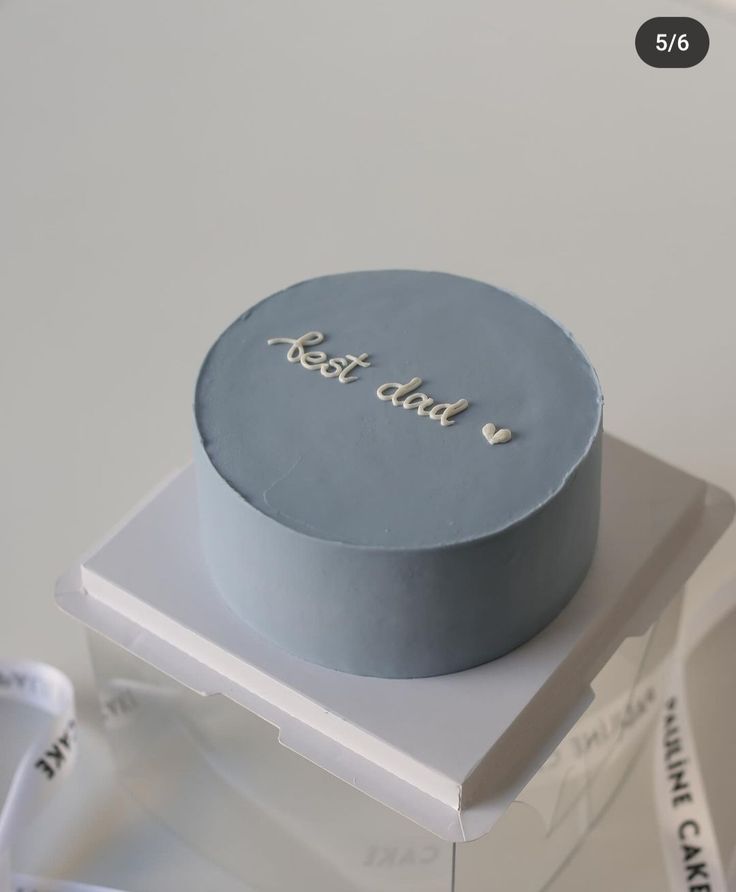 Bentô Cake Best Dad – Mini Bolo Dia do Pai Mini bolo azul “Best Dad” com vela azul e design minimalista.