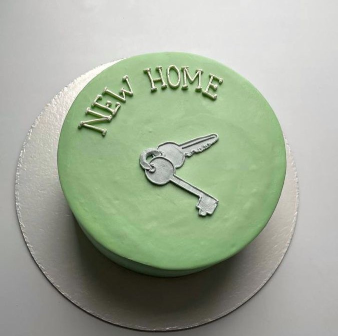Bentô Cake New Home – Mini Bolo de Casa Nova Mini bolo verde com decoração “New Home” e chave prateada.