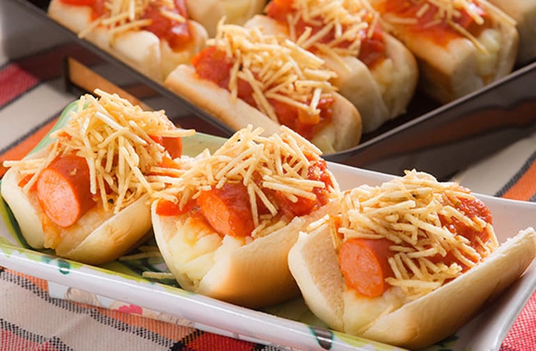 Mini-cachorros-quentes-come-pure-e-batata-palha-800x450-1